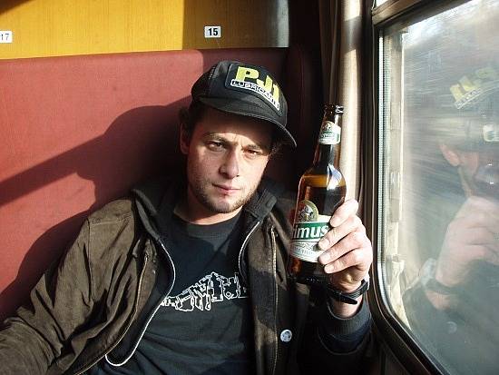 Пить пиво поезде. Выпивка в поезде. Пиво в электричке. Пьянство в поезде.