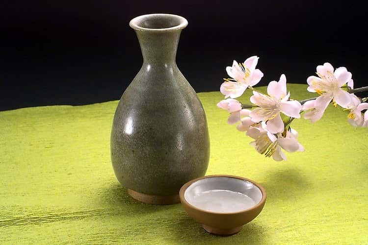 Как пить саке и чем закусывать: из чего пьют японский напиток