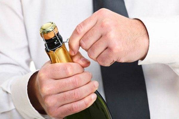 Как правильно и безопасно открыть бутылку шампанского?