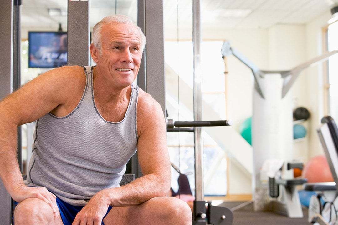 Питание мужчин после 50 лет. Спортивный мужчина 50 лет. Спортивный мужчина средних лет. Здоровый пожилой мужчина. Пожилой мужчина в отличной физической форме.