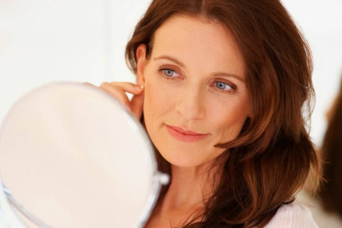 Как выглядеть на 10 лет моложе (с иллюстрациями)