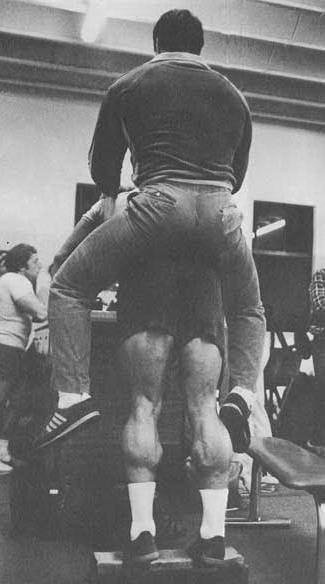 Спорт как парням накачать к лету икры, а девушкам — ягодицы