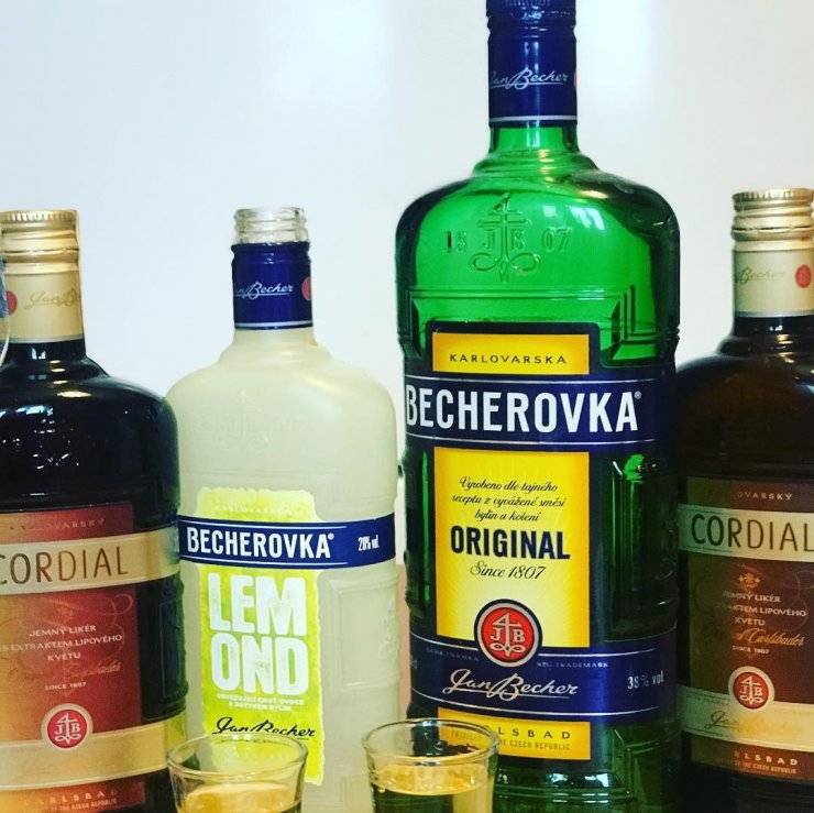 Кордиал что это. Ликер Бехеровка. Ликер Becherovka "Cordial". Бехеровка медовая. Бехеровка лимонная.