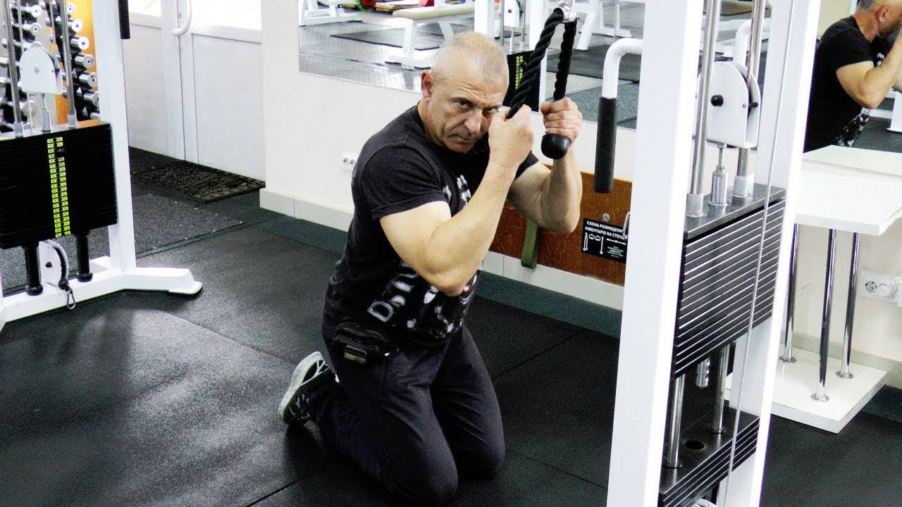 Скручивания на верхнем блоке: техника выполнения, видео