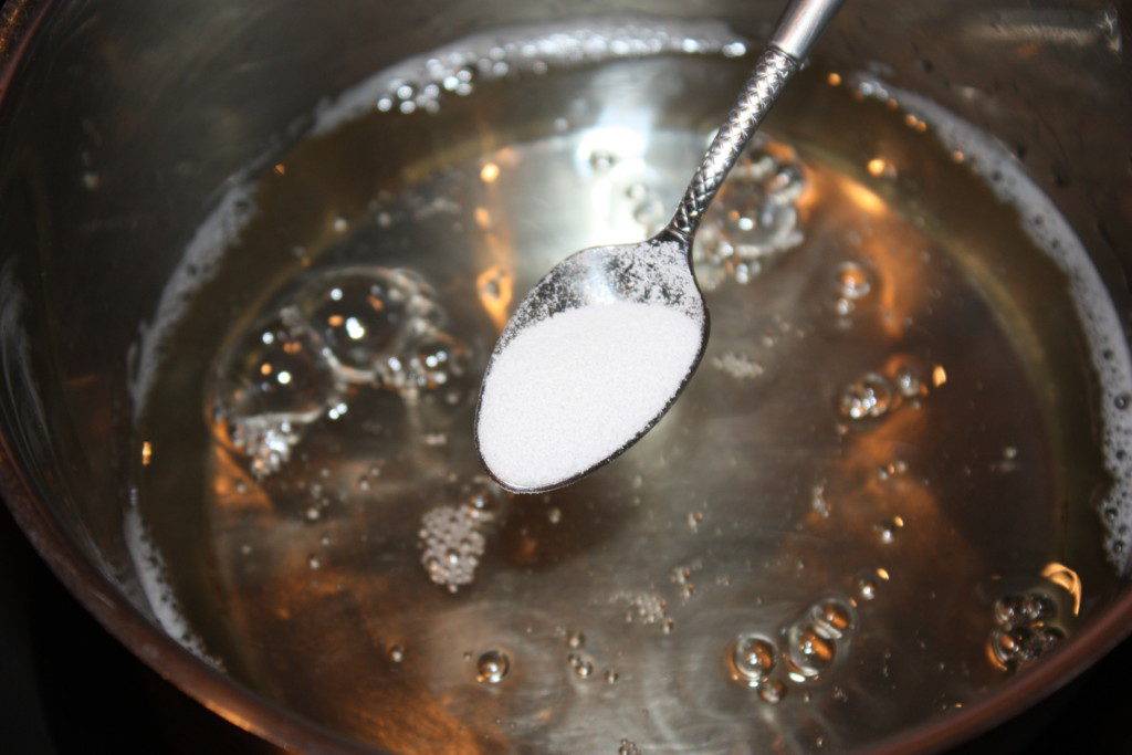 Залейте кипящую воду в. Приготовление сиропа. Варка сиропа. Кипящая вода. Приготовление сахарного сиропа.