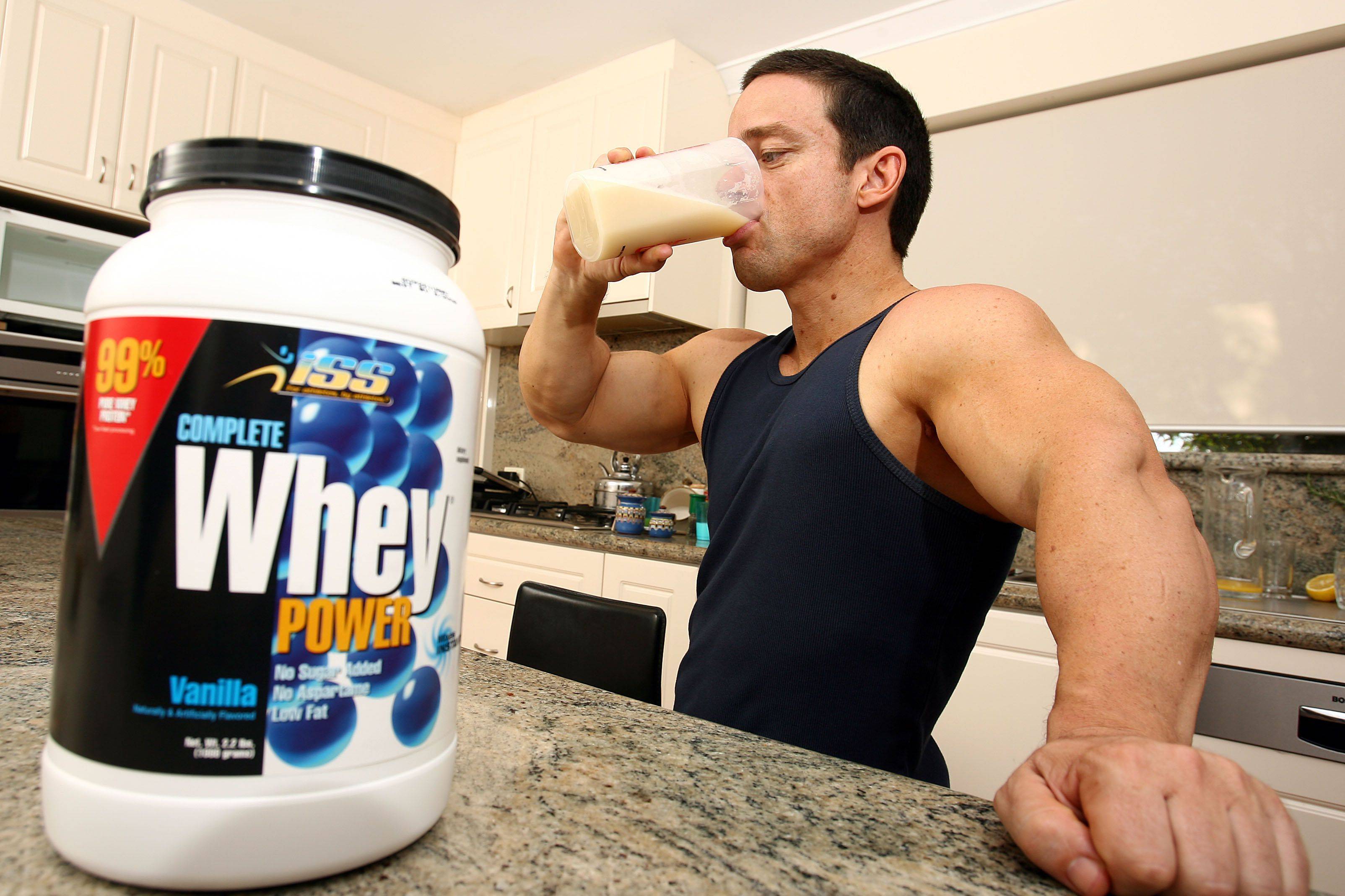 Протеин пить лучше до или после тренировки. Протеин. Протеин для мышц. Протеин в питании. Спортивные добавки для мужчин.