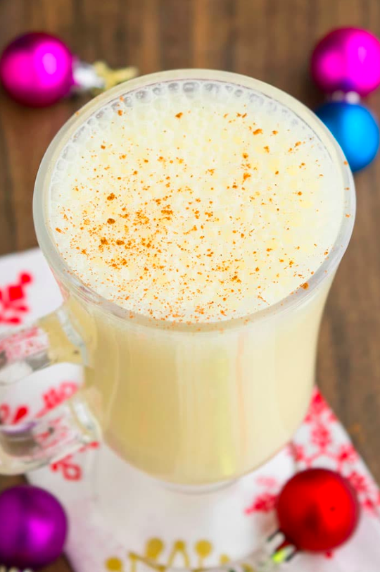 Эгног напиток. Eggnog коктейль. Новогодний напиток ЭГГ-ног. ЭГГ ног коктейль.