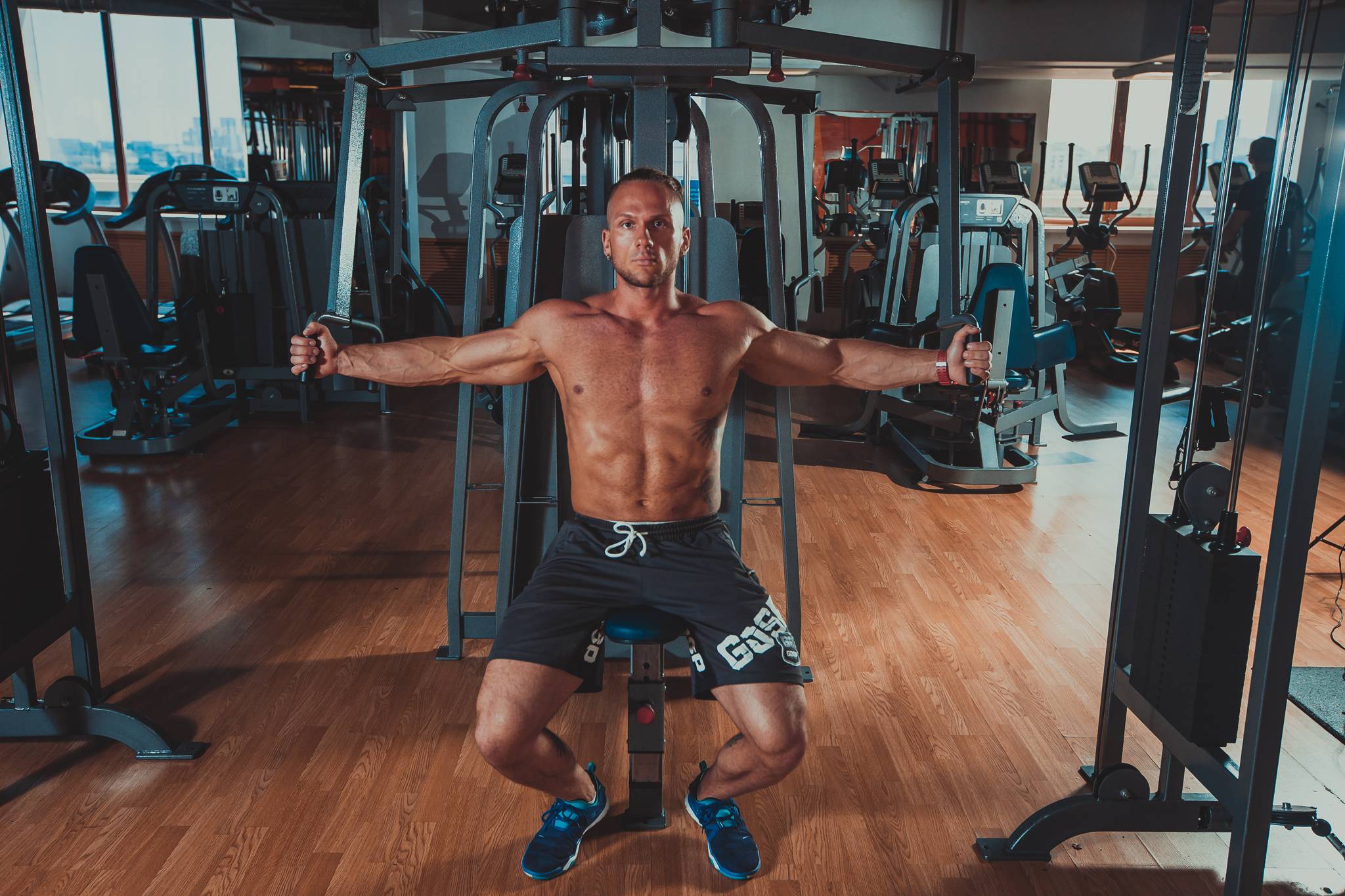 Сведение рук в тренажере бабочка