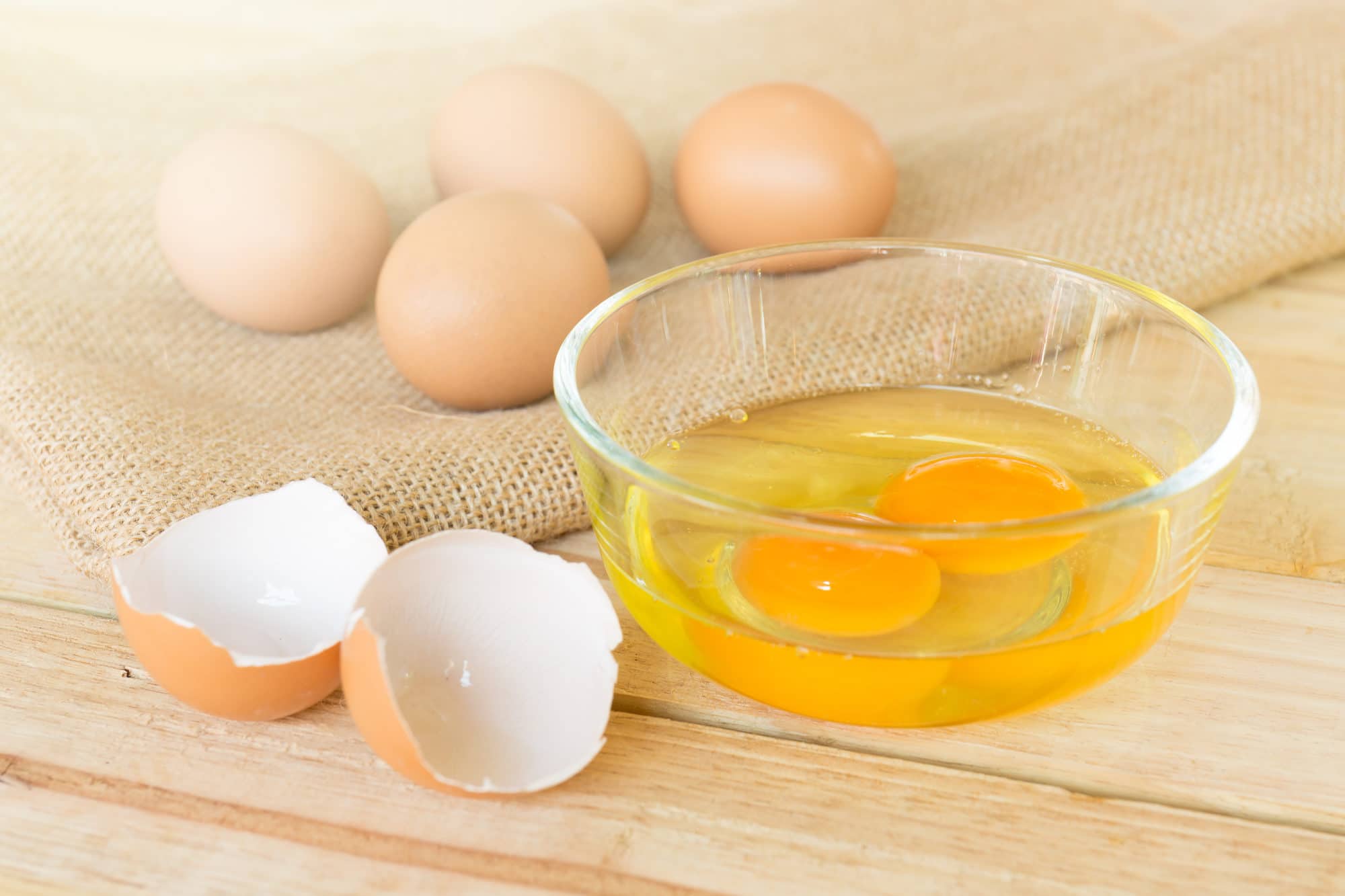 Сырые яйца: польза и вред, можно ли пить натощак, сколько хранятся