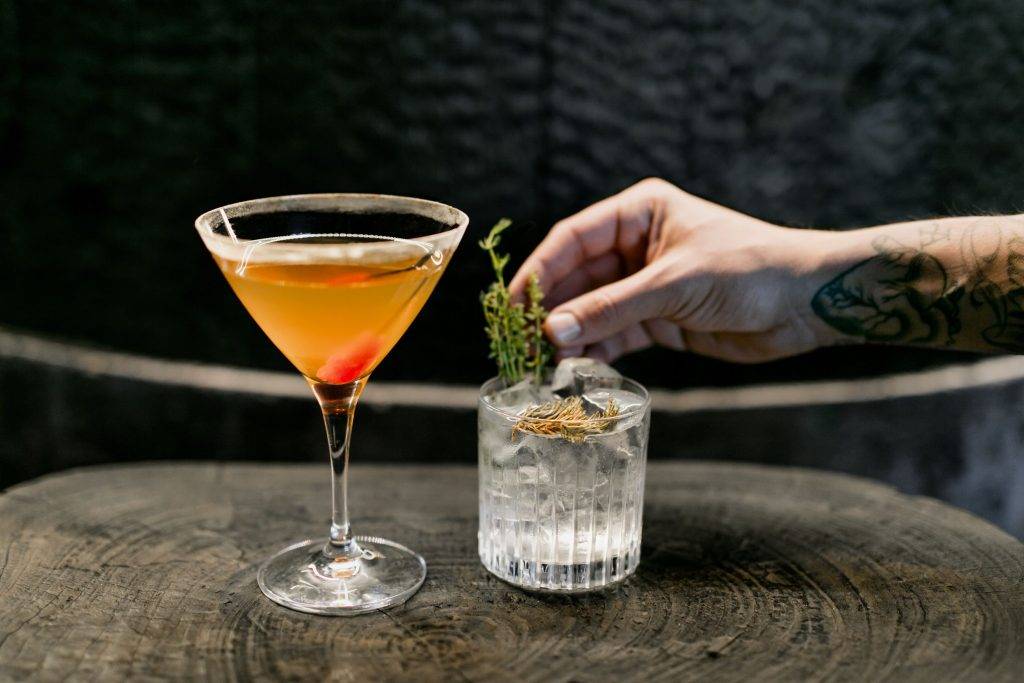 Как правильно пить и закусывать мартини — советы playboy