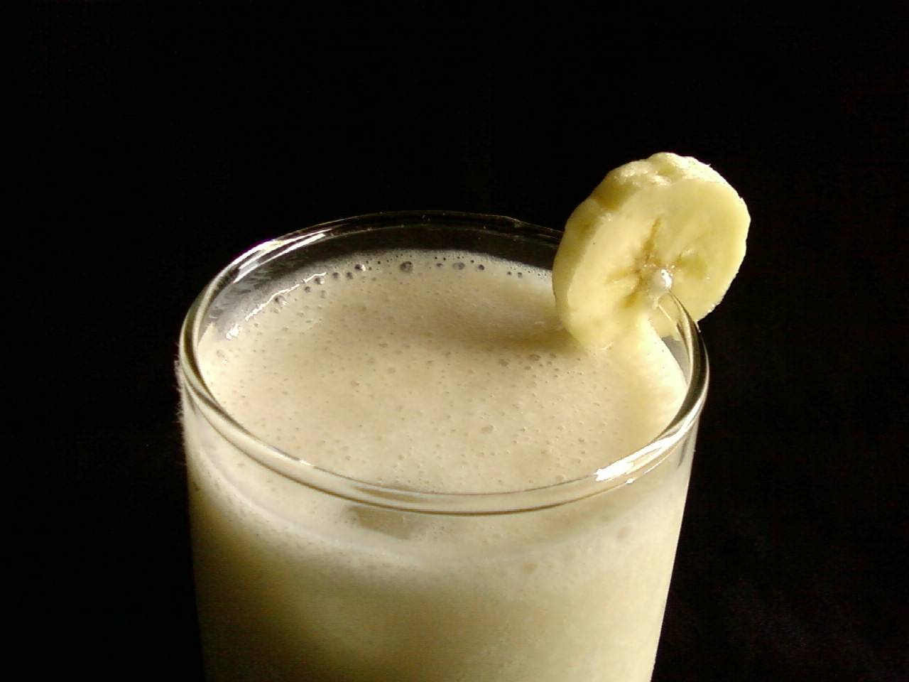 Банан молоко коктейль рецепт с блендером. Молочный Шейк банановый. Банановый коктейль. Молочные коктейли банановый. Банановый коктейль с молоком.
