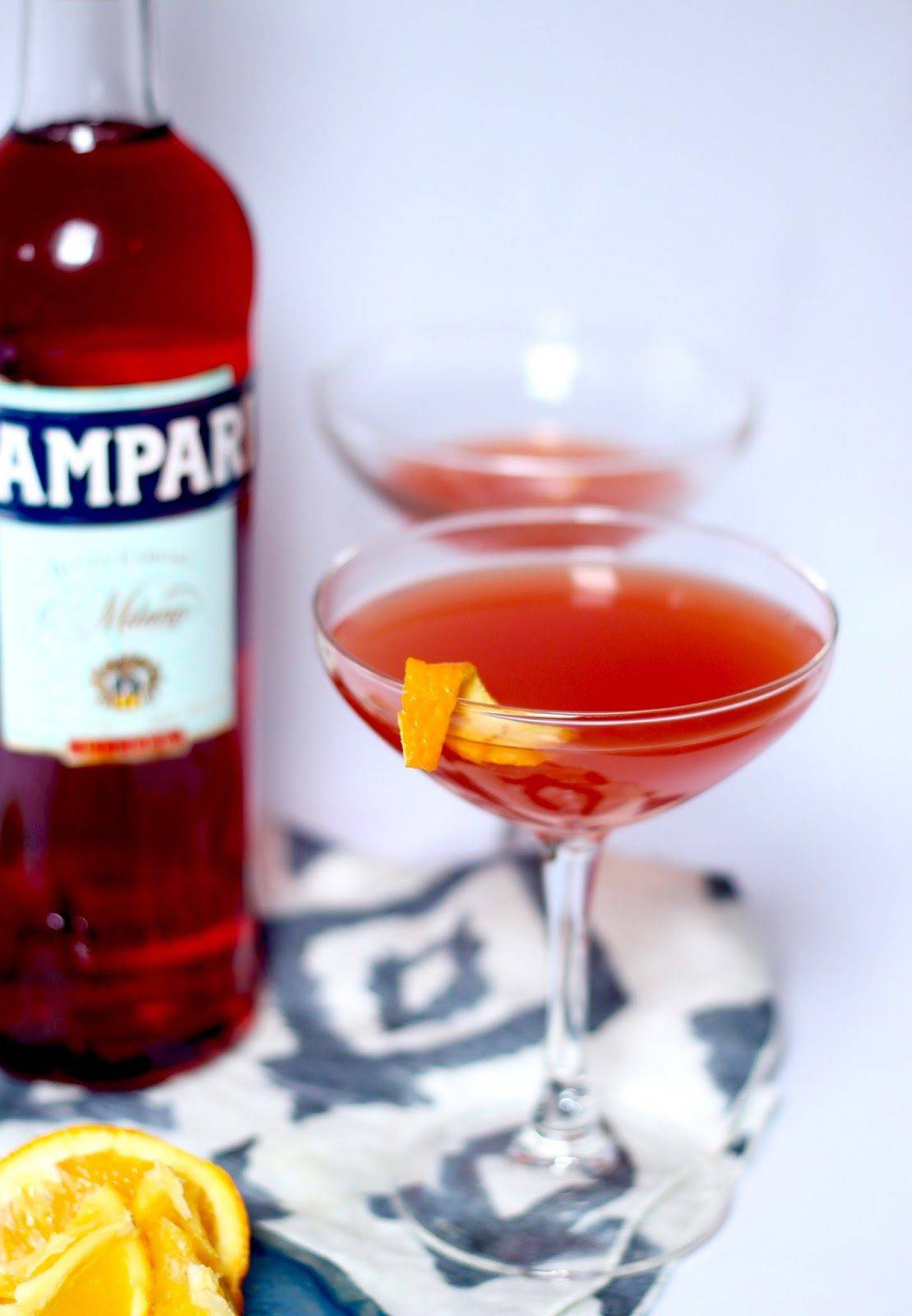 Коктейль с кампари. Кампари оранж коктейль. Ликер Campari коктейль. Campari Orange коктейль. Коктейль мартини Джин Кампари.