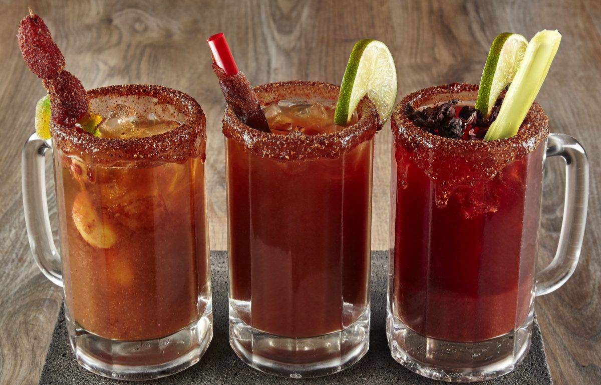 Мичелада коктейль. Michelada. Мексиканские напитки коктейли Мичелада. Сангрита.