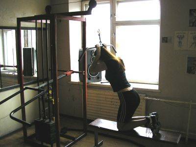 Разгибание рук с верхнего блока: техника выполнения, ошибки