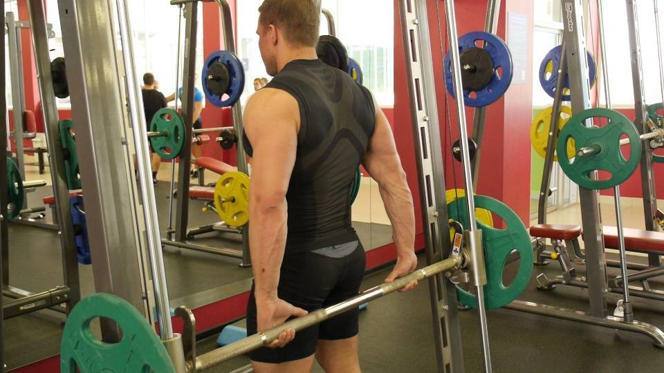 Тяга т-грифа в наклоне к груди и к поясу: техника выполнения упражнения