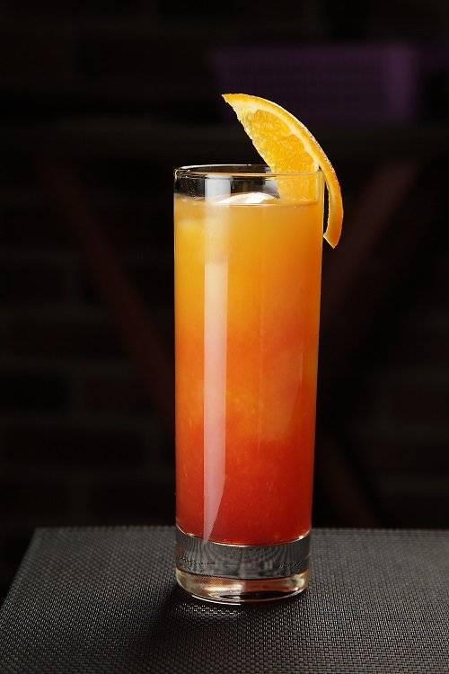 Редоранж. Кампари оранж коктейль. Campari Orange коктейль. Коктейль Лимончелло Егермейстер Джин. Коктейль Егермейстер с апельсиновым соком.