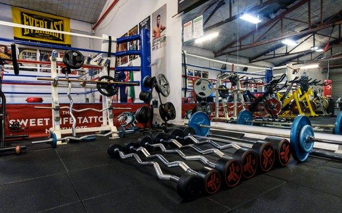 Совмещение тренировок — бодибилдинг и бокс, как совмещать силовые тренировки с единоборствами, тренинг, отдых и препараты