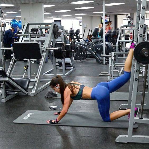 Упражнения для ягодиц в тренажерном зале для девушек: самые эффективные (видео, фото)