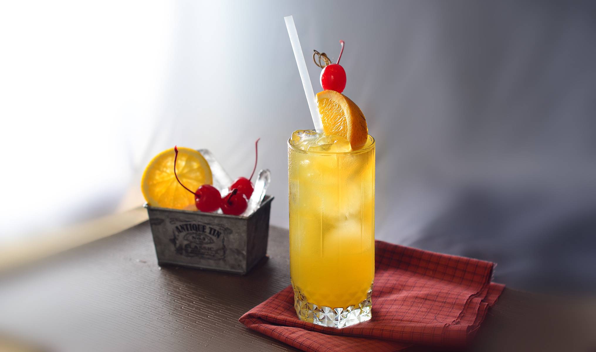 С каким коктейлем ты родился в один месяц? 12 коктейльных праздников