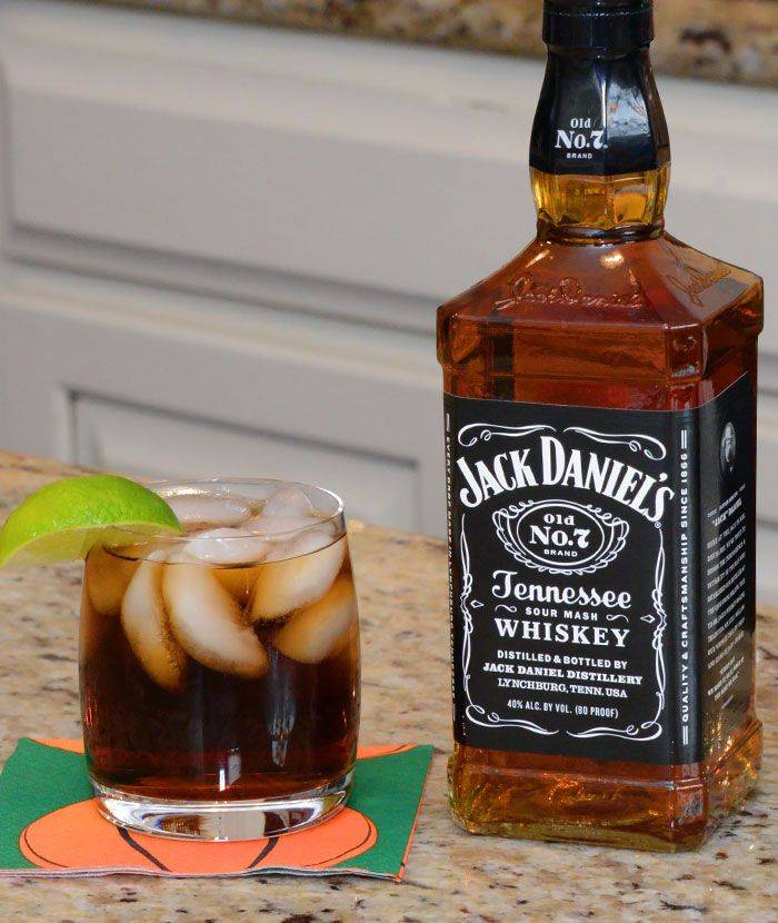 Каким пьют виски. Виски Джек Дэниэлс эксклюзив. Виски Jack Daniel's Tennessee Whiskey & Cola. Закуска к виски Джек Дэниэлс. Джек Дэниэлс виски с лаймом.