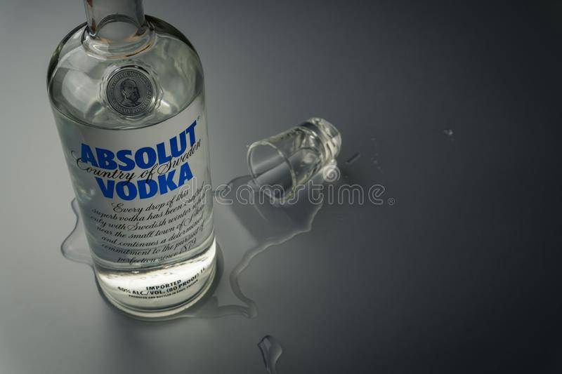 Водка нефть: как отличить подделку от оригинала, как открыть банку, красная, черная,белая и другие виды элитного алкоголя