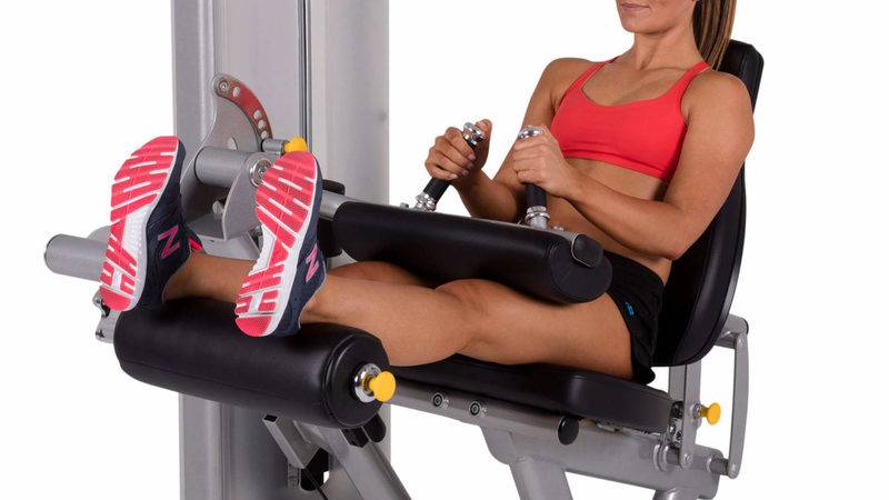 Сгибание ноги в тренажёре стоя