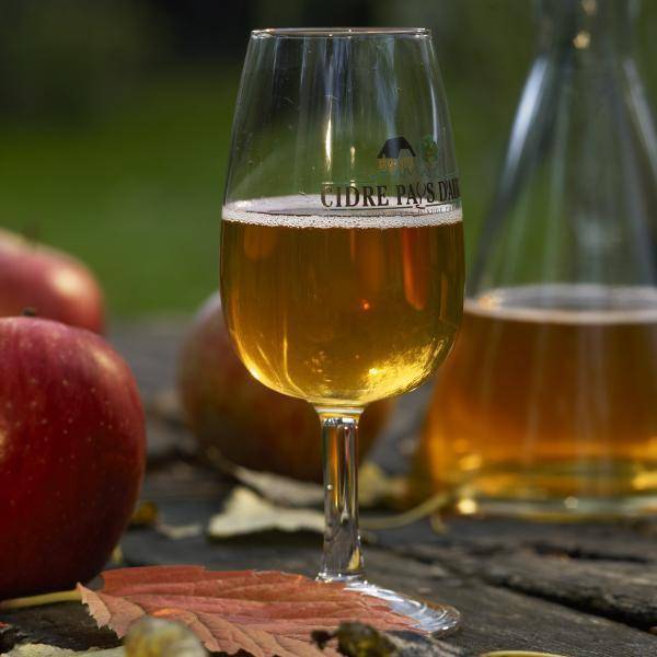 Кальвадос: что это такое, как пить и чем закусывать