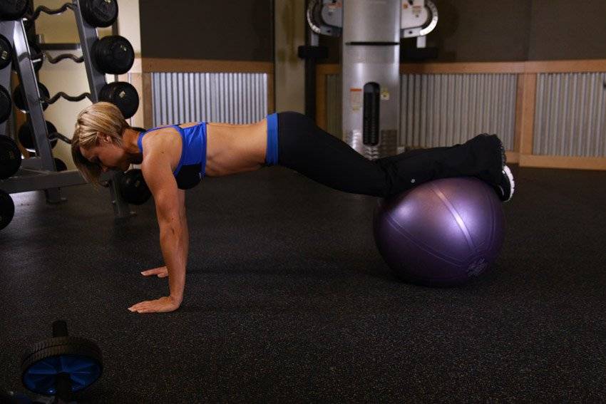 Упражнения на пресс в тренажерном зале