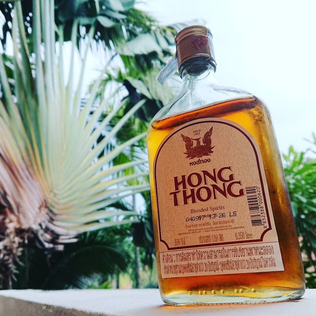 Hong thong ром. Тайский Ром Hong thong. Ром Тайланд. Хонг Тонг тайский виски. Ром Санг Сонг Тайланд.