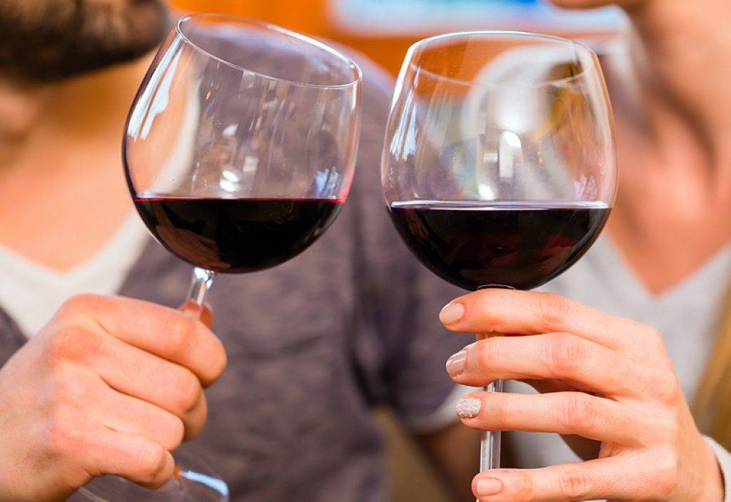 Бокал вина. Вино наливают в бокал. Вино картинки. Люди пьют вино.
