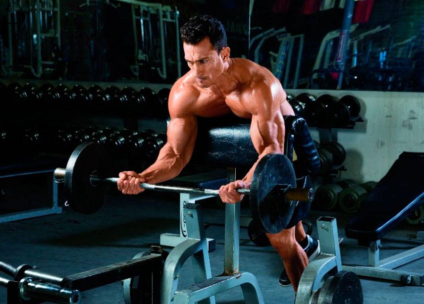 Подъем штанги на бицепс обратным хватом: техника выполнения