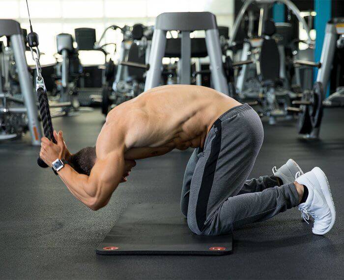 Сгибание рук на верхнем блоке на бицепс - техника