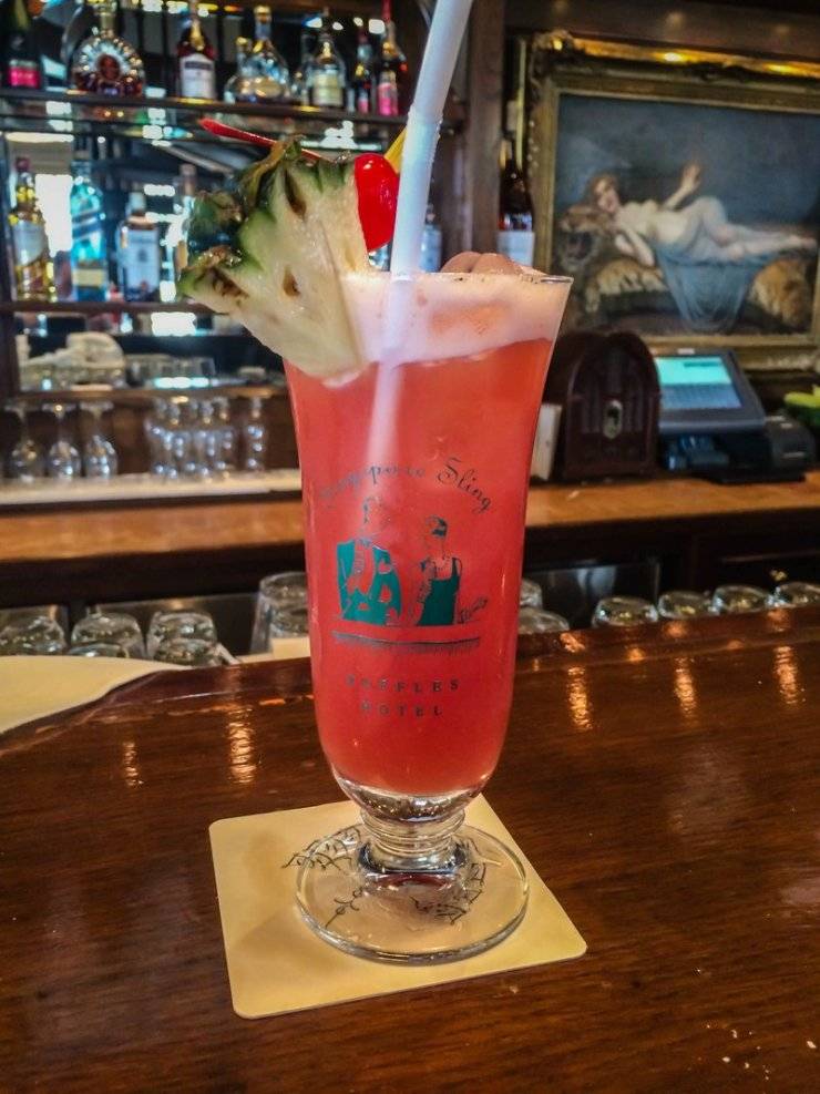 Коктейль сингапур. Сингапур слинг коктейль. Singapore Sling коктейль состав. Коктейль в Раффлз Сингапур. Сингапур слинг коктейль рецепт.