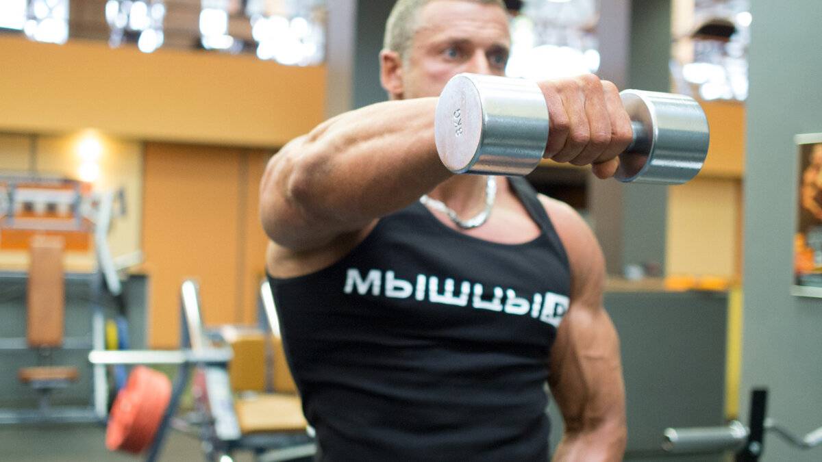 Подъем гантелей на бицепс