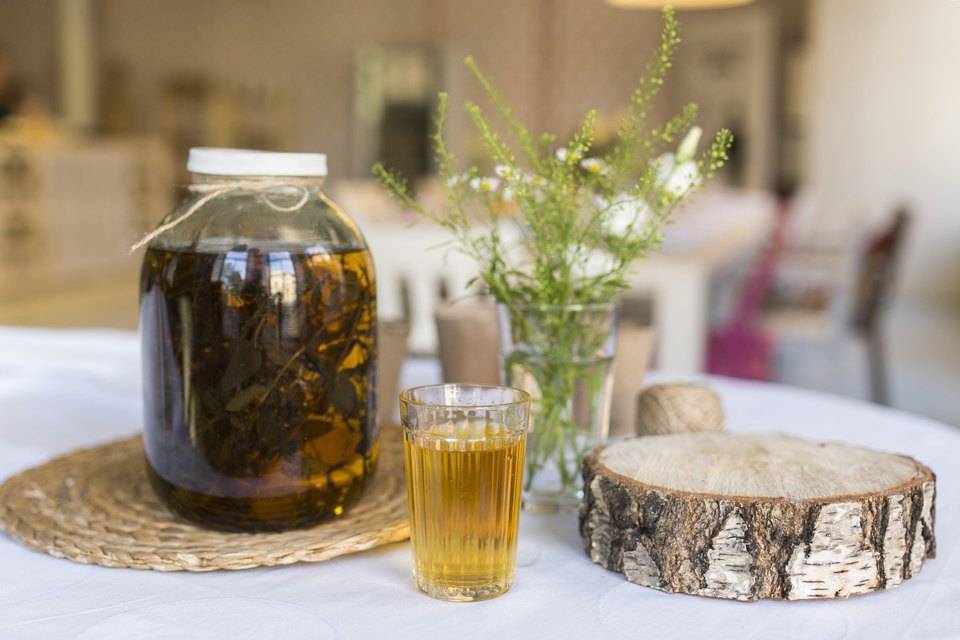 На чём настоять самогон: вкусные настойки на ягодах, травах, приправах и специях