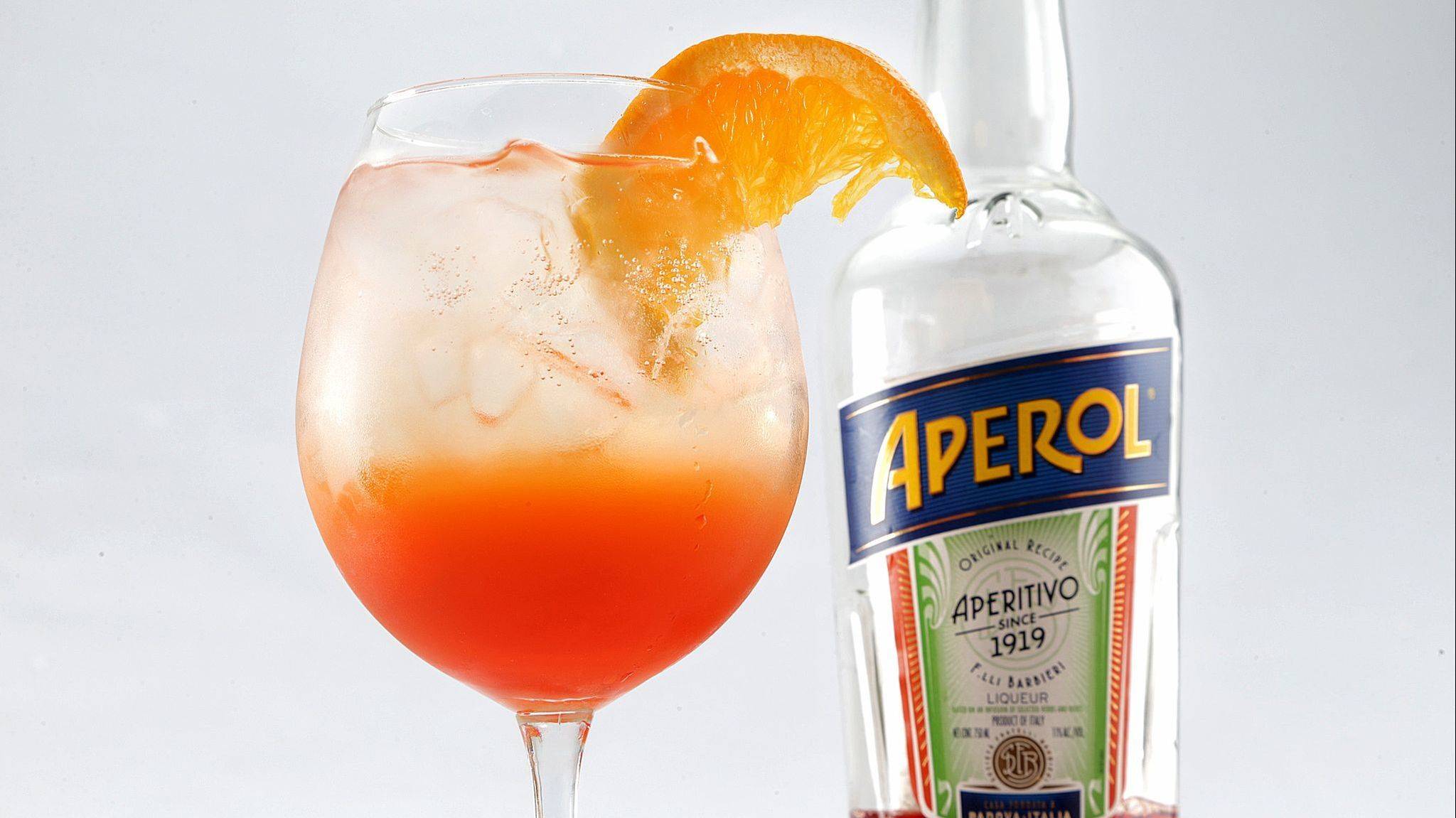 Апероль что это за напиток. Апероль шприц коктейль. Апероль шприц (Aperol Spritz). Ликер для Апероль шприц. Мандариновый Апероль.