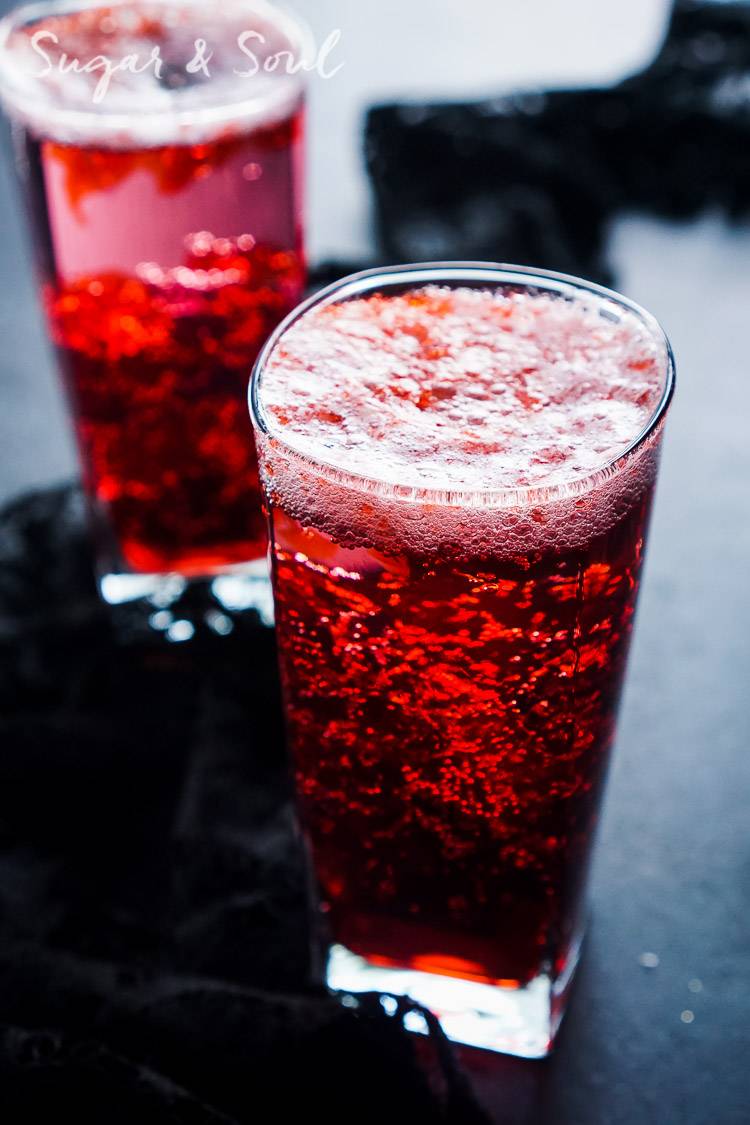 Коктейль алкогольный красный. Шот напиток. Коктейль с кровью. Красный коктейль.