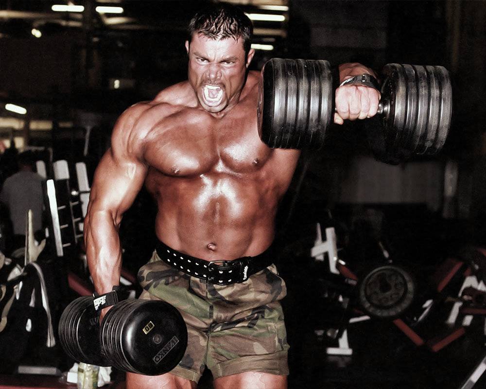 Подъем гантелей перед собой стоя