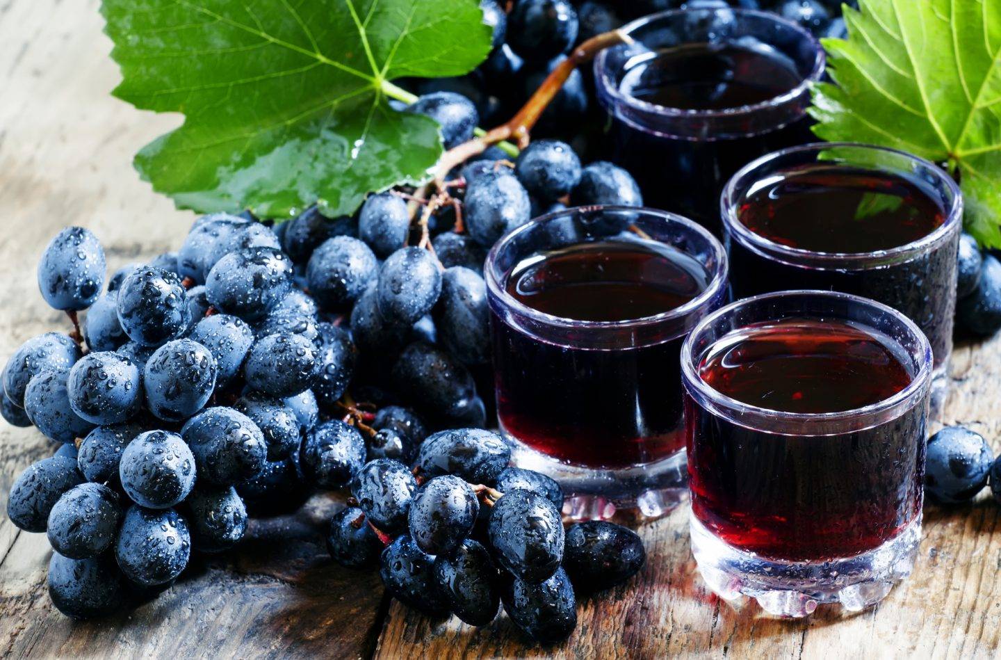 Черный виноград вино. Grape сок виноградный. Наливка из винограда.