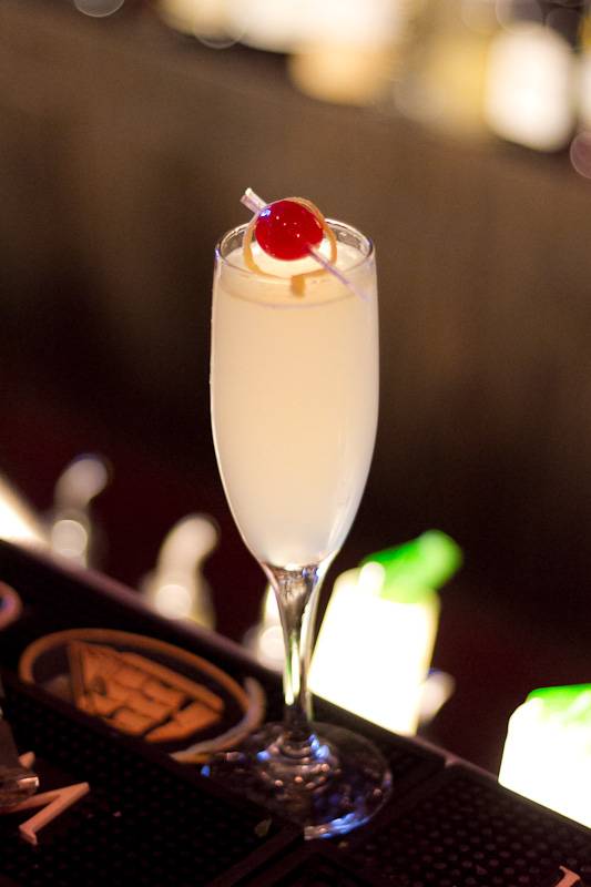 Френч 75 коктейль рецепт. French 75 Cocktail. Коктейль French 75 iba. Коктейль Champagne Cocktail. Коктейль френч.