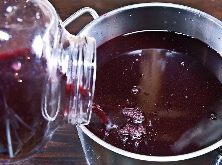 Вода растворяет сок. Вино из виноградного сиропа. Сироп для компота. Сок из винограда. Самодельное вино.