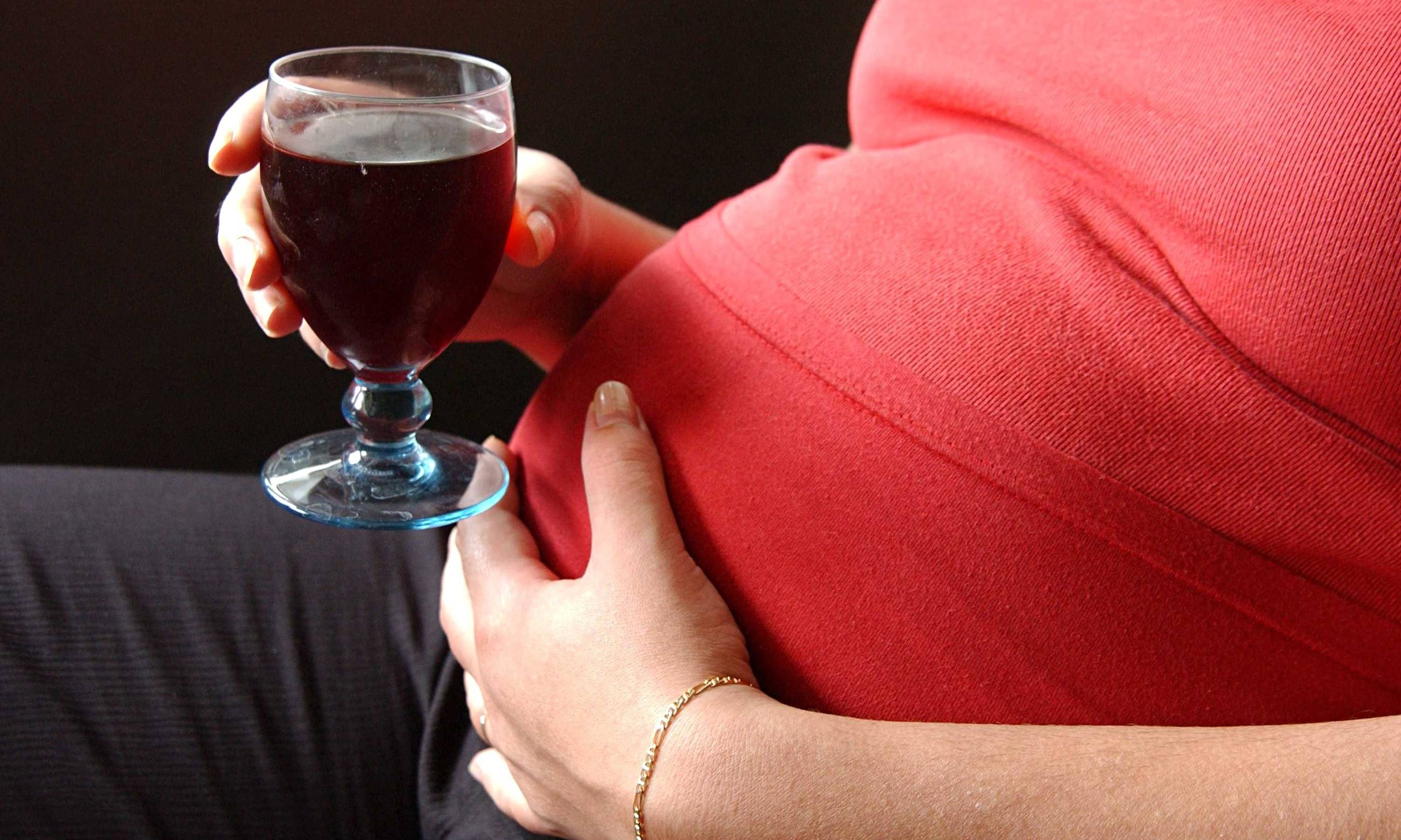 Бокал вина при антибиотиках. Алкоголь и беременность. Вино при беременности. Красное вино для беременных.