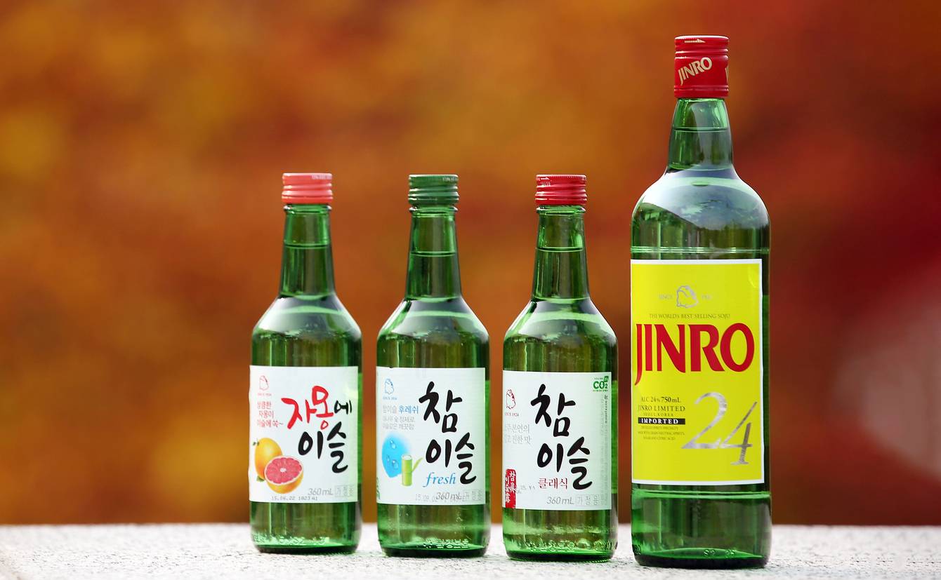 Соджу напиток как пить. Jinro Soju. Соджу КНДР. Напиток соджу Джинро.