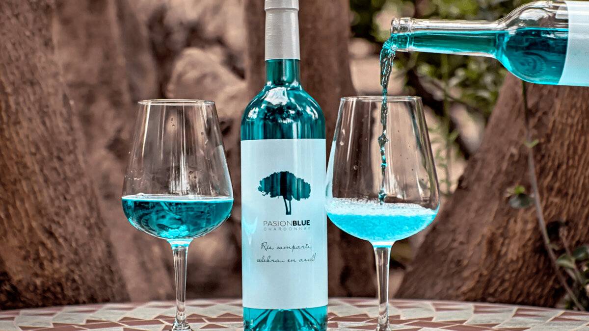 Голубое вино купить. Голубая Лагуна вино. Mediterranean Blue вино. Голубое вино Испания. Синее вино.