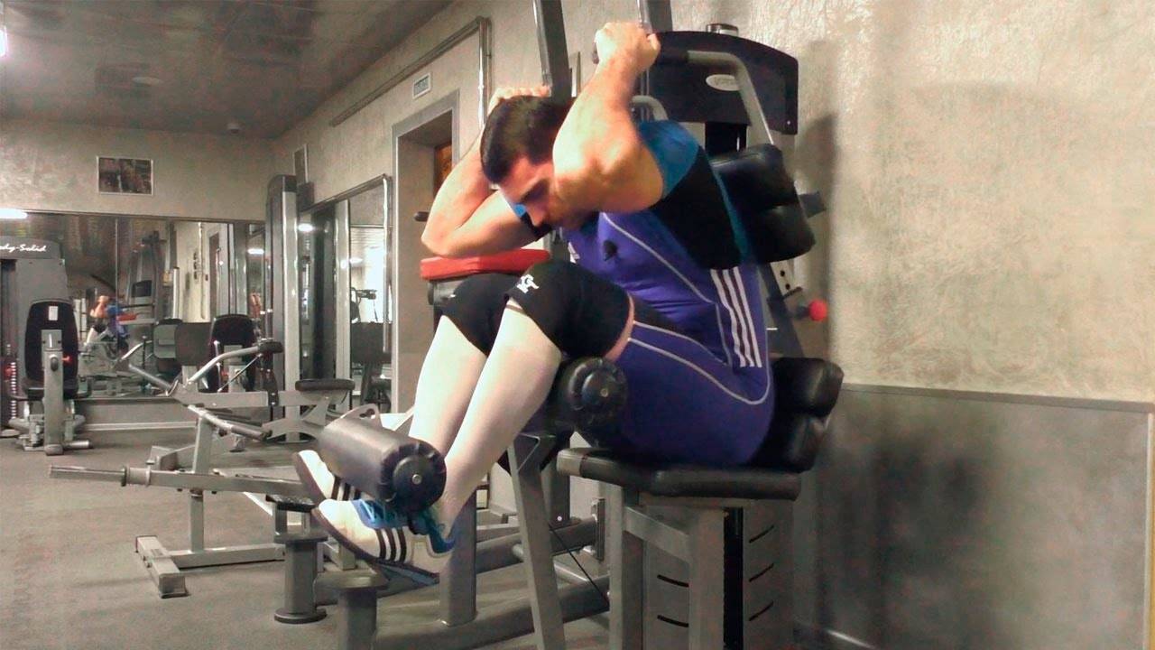 Скручивания на наклонной скамье: техника выполнения, ошибки