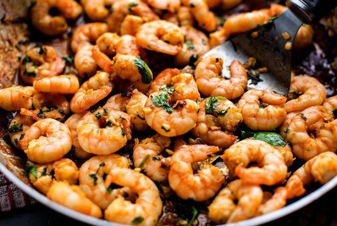 Креветки: состав, влияние на пищеварение, полезные свойства, вред, а также можно ли их детям и женщинам на грудном вскармливании, стоит ли есть в рассоле?