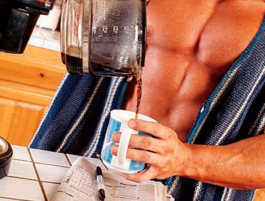 Кофеин в бодибилдинге: как принимать, преимущества и побочные эффекты