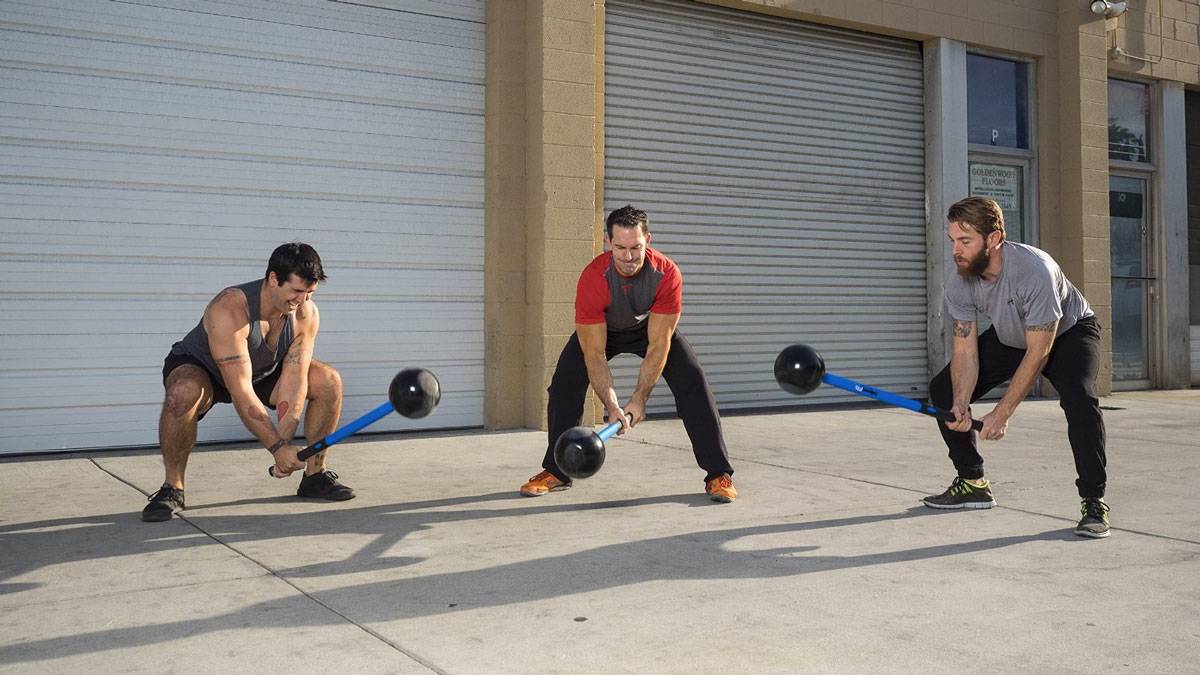 Удары кувалдой по покрышке: в чем смысл этого упражнения