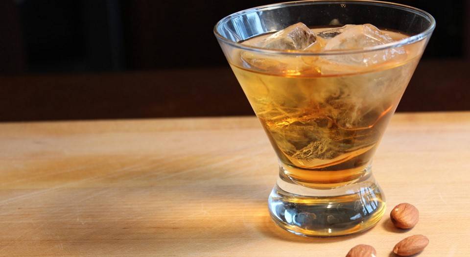 Итальянская янтарная настойка: с чем пить амаретто