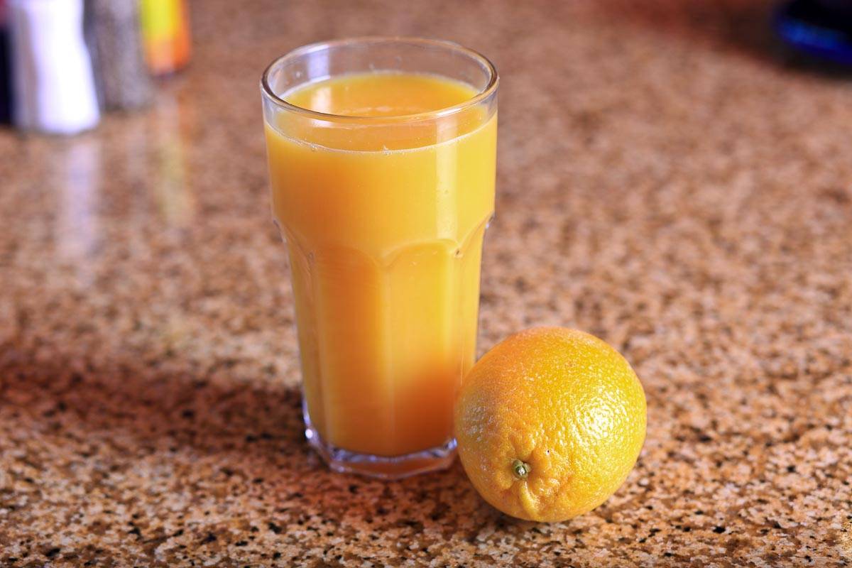 Как приготовить апельсиновый сок. Апельсиновый сок. Стакан апельсинового сока. Свежевыжатый апельсиновый сок. Свежевыжатые соки апельсиновый.